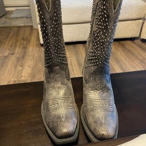Ariat Size 7 Women’s Boots (gray)